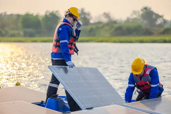 漂浮的太阳能农业技术人员检查电力系统 以确保适当的线路 接地和终止可靠性 确保遵守安全条例和程序 — 图库照片