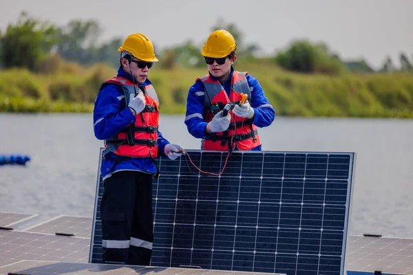 Yüzen Güneş Çiftliği Teknisyenleri Elektrik Sistemlerini Inceleyerek Uygun Kablolama Kutuplaşma — Stok fotoğraf