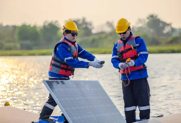 Técnicos Agricultura Solar Flutuante Inspecionam Sistemas Elétricos Para Garantir Fiação — Fotografia de Stock