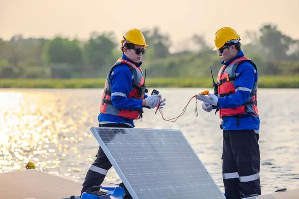 Техники Плавающего Солнечного Земледелия Проверяют Электрические Системы Обеспечить Надлежащую Проводку — стоковое фото