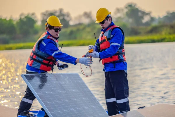 漂浮的太阳能农业技术人员检查电力系统 以确保适当的线路 接地和终止可靠性 确保遵守安全条例和程序 — 图库照片