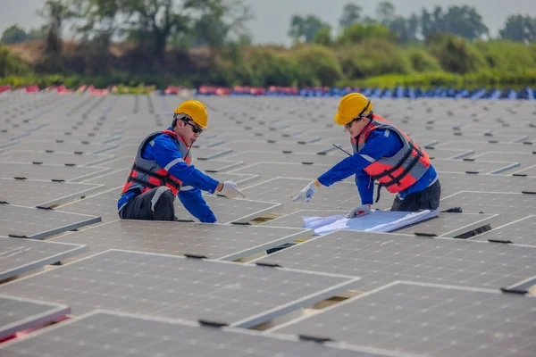 Dos Ingenieros Cultivo Solar Están Estudiando Atentamente Conjunto Planos Mientras — Foto de Stock