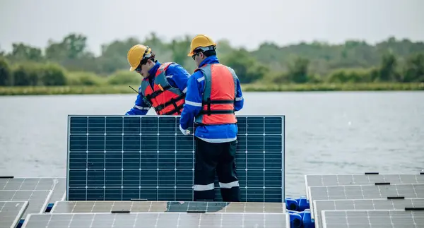 Dos Ingenieros Solares Que Usan Equipo Protección Cascos Inspeccionan Visualmente —  Fotos de Stock