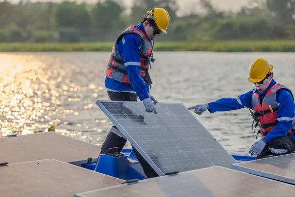 Dois Engenheiros Solares Que Usam Equipamentos Proteção Capacetes Inspecionam Visualmente — Fotografia de Stock