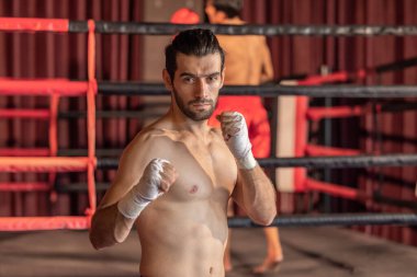 Ringdeki bir boksörün portresi, her rauntta atletik yetenekler sergiliyor. Zafer savaşında tutarlı bir kararlılık ve yetenek göstererek şampiyonluk unvanı için çabalıyor..