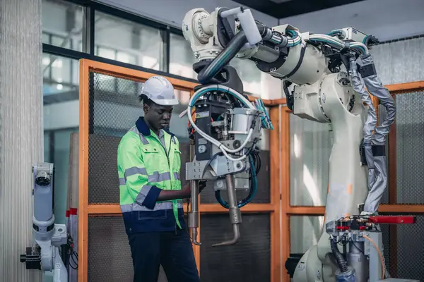Étudiant Mécatronique Robotic Academy Effectue Entretien Machine Régler Les Problèmes — Photo