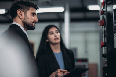 Robot akademisi bünyesindeki bölümler sorunsuz çalışıyor. Stratejik planlama, üretim sürecinde yüksek standartları korumak