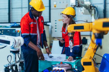 Stajyerler, bir üretim akademisinde robot sistem programlama üzerine pratik dersler sırasında teknik tasarım, program, kontrol robotik kolu analiz ederler. Tecrübe ve becerilerin vurgulanması.