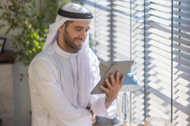 Şeyh, ARB elbisesi CEO 'su, denetleme işi, uzak toplantılar, ve bir gülümseme jesti ile ekiple video bağlantısı. Lider olarak operasyonları denetlemek, sorumluluklarını göstermek..