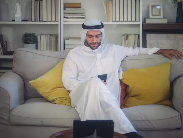Sheikh Ceo Vestido Árabe Supervisando Negocios Reuniones Distancia Comunicación Través —  Fotos de Stock