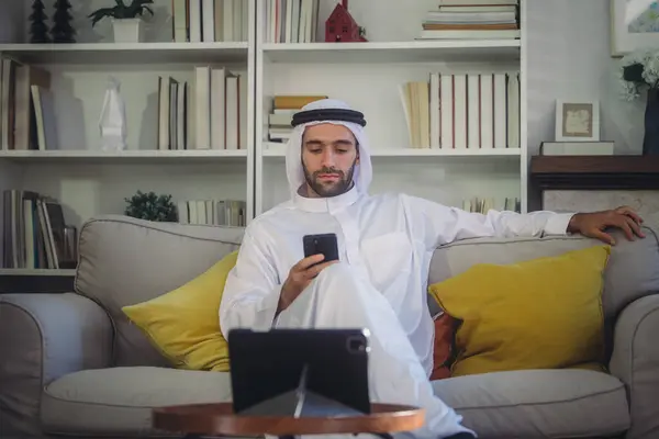 Sheikh Ceo Vestido Árabe Supervisando Negocios Reuniones Distancia Comunicación Través — Foto de Stock