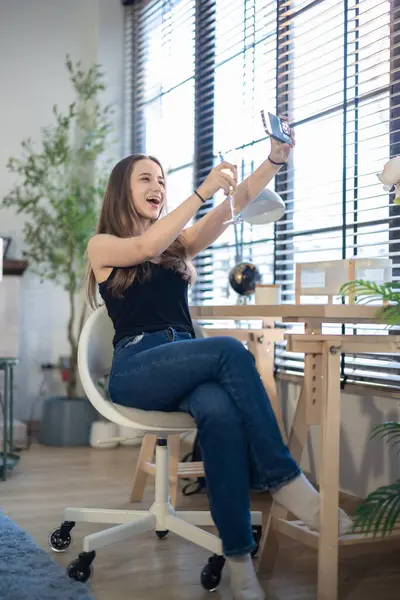 Neşeli Bir Kadın Modern Ofis Ortamında Akıllı Telefonuyla Selfie Çeker — Stok fotoğraf