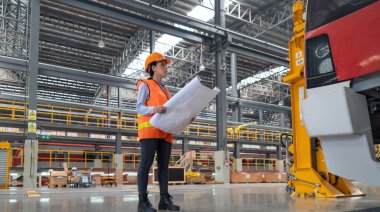 Mühendis yeşil demiryolu projesini yürütmek ve elektrik lokomotifleri, yakıt tasarruflu motorları ve karbon emisyonlarını azaltmak için ekolojik bilinçli peyzaj ile sürdürülebilir altyapı geliştirmek için plan kullanıyor.