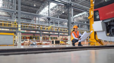 Mühendis yeşil demiryolu projesini yürütmek ve elektrik lokomotifleri, yakıt tasarruflu motorları ve karbon emisyonlarını azaltmak için ekolojik bilinçli peyzaj ile sürdürülebilir altyapı geliştirmek için plan kullanıyor.