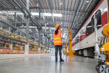 Mühendis yeşil demiryolu projesini yürütmek ve elektrik lokomotifleri, yakıt tasarruflu motorları ve karbon emisyonlarını azaltmak için ekolojik bilinçli peyzaj ile sürdürülebilir altyapı geliştirmek için plan kullanıyor.