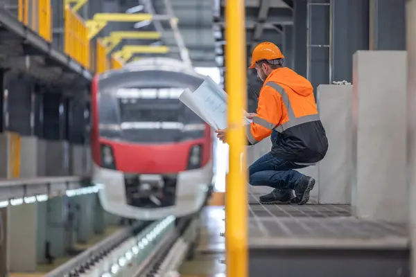 Ingeniero Utiliza Plan Para Liderar Proyecto Ferroviario Verde Desarrollar Infraestructura —  Fotos de Stock
