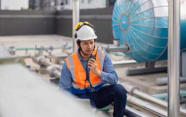 Yeşil HVAC mühendisleri, kule binalarındaki HVAC sistemlerinin enerji verimliliği, enerji kullanımı, CO2 emisyonlarını standart seviyeye indirmek için yenilenebilir teknoloji entegrasyonu hakkında müşterilerle iletişim kurar.