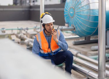 Yeşil HVAC mühendisleri, kule binalarındaki HVAC sistemlerinin enerji verimliliği, enerji kullanımı, CO2 emisyonlarını standart seviyeye indirmek için yenilenebilir teknoloji entegrasyonu hakkında müşterilerle iletişim kurar.
