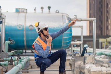 Yeşil HVAC mühendisleri, kule binalarındaki HVAC sistemlerinin enerji verimliliği, enerji kullanımı, CO2 emisyonlarını standart seviyeye indirmek için yenilenebilir teknoloji entegrasyonu hakkında müşterilerle iletişim kurar.