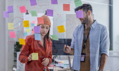 Çok kültürlü bir başlangıç ekibinin beyin fırtınası, fikir alışverişi, yapışkan notlar kullanarak yeni bir bakış açısı. Bir takım olarak çalışmak, şirket için yenilikçi bir fikir, potansiyel bir çözüm oluşturmaya yardımcı olur.