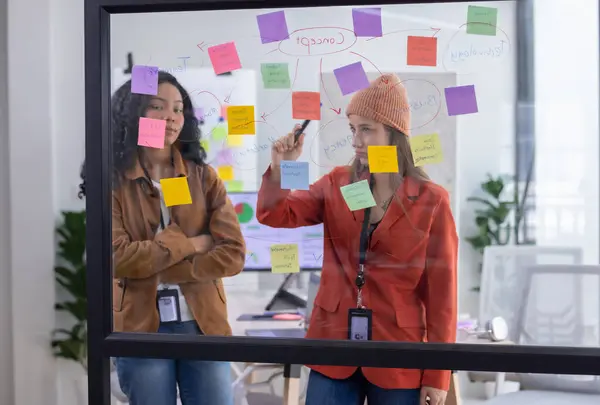 多元文化创业团队的头脑风暴 交流思想 用粘贴的笔记开拓新的视野 团队合作有助于为公司带来创新的想法和潜在的解决方案 — 图库照片