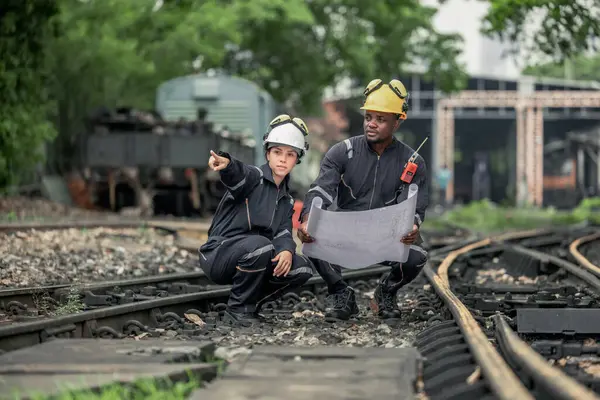 Inženýři Lokomotiv Spolupracují Odkazují Plán Který Slouží Jako Vodítko Pro — Stock fotografie