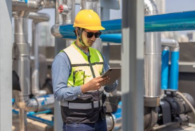 HVAC teknisyeni veri kaydetmek ve gerçek zamanlı analiz yapmak için tablet kullanır. Enerji verimliliği planı olan mekanik, elektrik ve su tesisatı sistemlerini tanımlamak ve optimize etmek için özel yazılım kullanılıyor.