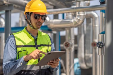 HVAC teknisyeni veri kaydetmek ve gerçek zamanlı analiz yapmak için tablet kullanır. Enerji verimliliği planı olan mekanik, elektrik ve su tesisatı sistemlerini tanımlamak ve optimize etmek için özel yazılım kullanılıyor.