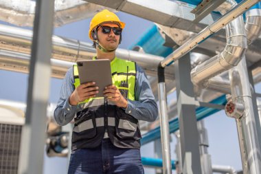 HVAC teknisyeni veri kaydetmek ve gerçek zamanlı analiz yapmak için tablet kullanır. Enerji verimliliği planı olan mekanik, elektrik ve su tesisatı sistemlerini tanımlamak ve optimize etmek için özel yazılım kullanılıyor.