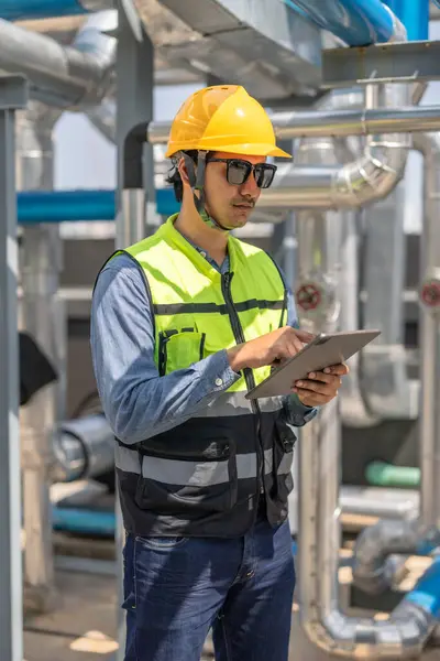 Hvac Technician Use Tablet Record Data Conduct Real Time Analysis — Stock Photo, Image