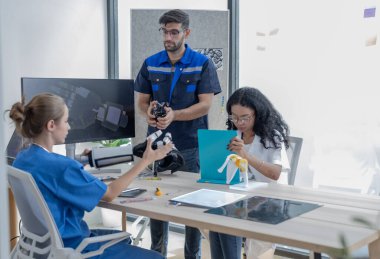 Robot rehabilitasyon mühendisi, ileri düzeyde protez veya rehabilitasyon desteği gerektiren hastalar için somatosensoriyel robotik kollar ve eller yaratmak için bir ortopedi doktoru ve bir cerrahla çalışıyor..