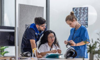 Robot rehabilitasyon mühendisi, ileri düzeyde protez veya rehabilitasyon desteği gerektiren hastalar için somatosensoriyel robotik kollar ve eller yaratmak için bir ortopedi doktoru ve bir cerrahla çalışıyor..