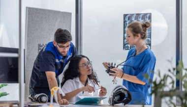 Robot rehabilitasyon mühendisi, ileri düzeyde protez veya rehabilitasyon desteği gerektiren hastalar için somatosensoriyel robotik kollar ve eller yaratmak için bir ortopedi doktoru ve bir cerrahla çalışıyor..