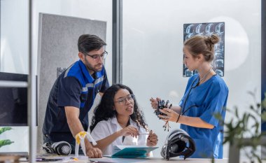 Robot rehabilitasyon mühendisi, ileri düzeyde protez veya rehabilitasyon desteği gerektiren hastalar için somatosensoriyel robotik kollar ve eller yaratmak için bir ortopedi doktoru ve bir cerrahla çalışıyor..