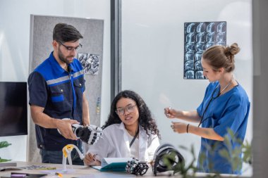 Robot rehabilitasyon mühendisi, ileri düzeyde protez veya rehabilitasyon desteği gerektiren hastalar için somatosensoriyel robotik kollar ve eller yaratmak için bir ortopedi doktoru ve bir cerrahla çalışıyor..