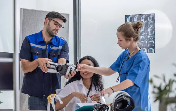 Robotrehabiliteringstekniker Arbetar Med Ortopedläkare Och Kirurg För Att Skapa Somatosensoriska — Stockfoto