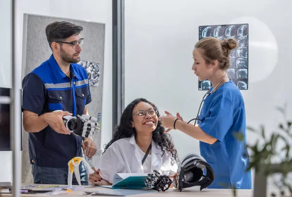 Robotrevalidatie Ingenieur Werkt Samen Met Een Orthopedische Arts Een Chirurg — Stockfoto