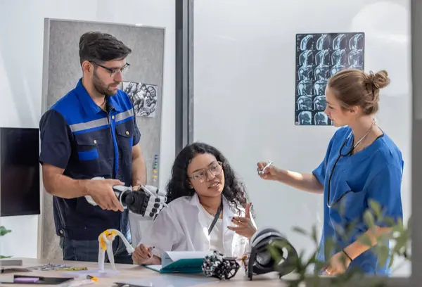 Rehabilitationsroboter Arbeiten Mit Einem Orthopädischen Arzt Und Einem Chirurgen Zusammen — Stockfoto