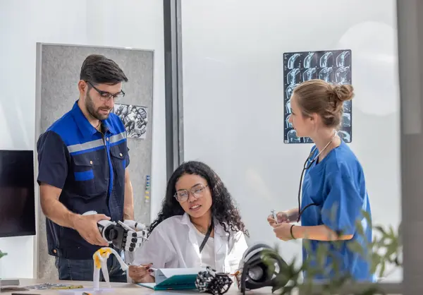 Robotrehabiliteringstekniker Arbetar Med Ortopedläkare Och Kirurg För Att Skapa Somatosensoriska — Stockfoto