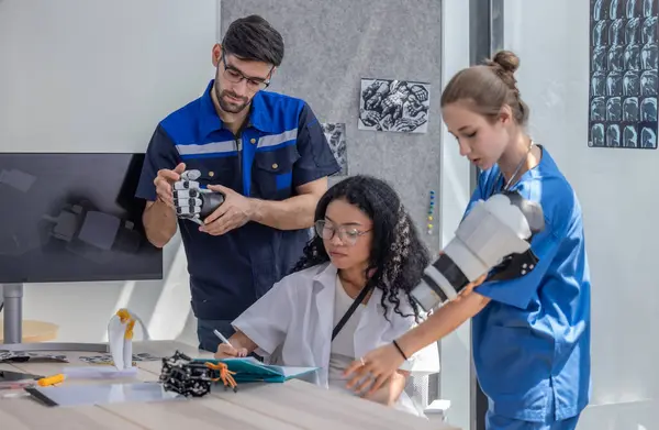 Robotrevalidatie Ingenieur Werkt Samen Met Een Orthopedische Arts Een Chirurg — Stockfoto