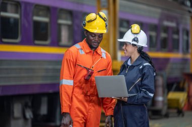 Mühendislik amiri tanı koymak, veri girmek, bakım çizelgelerini kontrol etmek ve bir teknisyenle iş emirlerini tartışmak için dizüstü bilgisayar kullanır. Karbondioksit emisyonlarının genel tren faaliyetlerinde azaltıldığından emin olun..