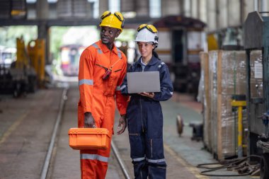 Mühendislik amiri tanı koymak, veri girmek, bakım çizelgelerini kontrol etmek ve bir teknisyenle iş emirlerini tartışmak için dizüstü bilgisayar kullanır. Karbondioksit emisyonlarının genel tren faaliyetlerinde azaltıldığından emin olun..