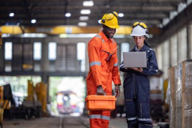 Mühendislik amiri tanı koymak, veri girmek, bakım çizelgelerini kontrol etmek ve bir teknisyenle iş emirlerini tartışmak için dizüstü bilgisayar kullanır. Karbondioksit emisyonlarının genel tren faaliyetlerinde azaltıldığından emin olun..