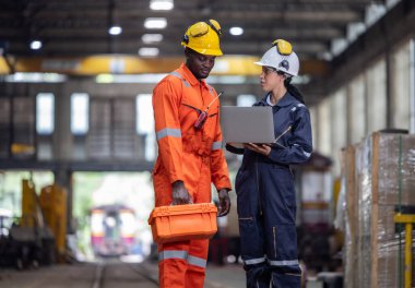 Mühendislik amiri tanı koymak, veri girmek, bakım çizelgelerini kontrol etmek ve bir teknisyenle iş emirlerini tartışmak için dizüstü bilgisayar kullanır. Karbondioksit emisyonlarının genel tren faaliyetlerinde azaltıldığından emin olun..