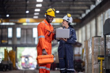 Mühendislik amiri tanı koymak, veri girmek, bakım çizelgelerini kontrol etmek ve bir teknisyenle iş emirlerini tartışmak için dizüstü bilgisayar kullanır. Karbondioksit emisyonlarının genel tren faaliyetlerinde azaltıldığından emin olun..