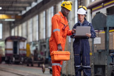 Mühendislik amiri tanı koymak, veri girmek, bakım çizelgelerini kontrol etmek ve bir teknisyenle iş emirlerini tartışmak için dizüstü bilgisayar kullanır. Karbondioksit emisyonlarının genel tren faaliyetlerinde azaltıldığından emin olun..