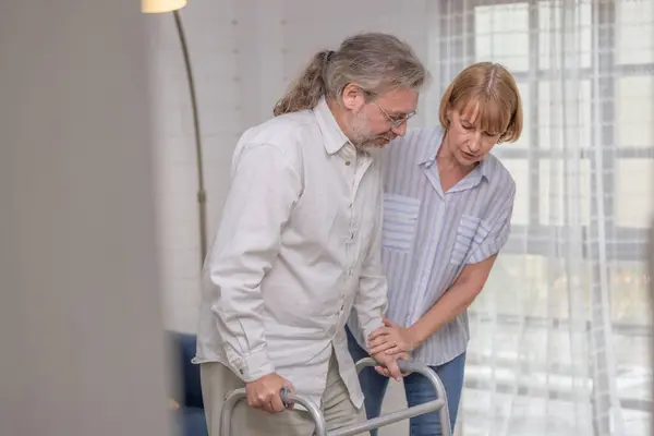 Een Bejaard Echtpaar Gebruikt Wandelhulpmiddelen Terwijl Elkaar Helpen Een Overdekte — Stockfoto