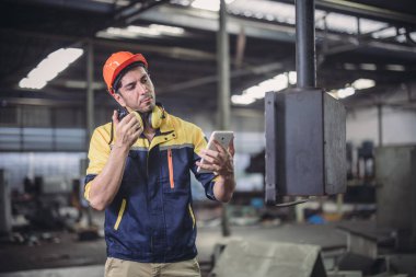 Teknisyen sorun çözüyor, ayarları değiştiriyor, işlemleri etkinleştiriyor ve fabrika tesisinde makineler çalıştırıyor. Gerçek zamanlı veri kullanarak makinenin performansını düzenler.