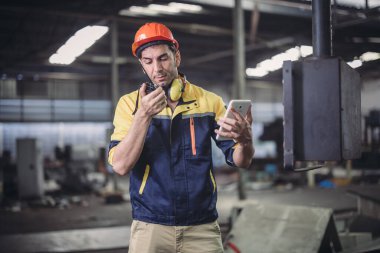 Teknisyen sorun çözüyor, ayarları değiştiriyor, işlemleri etkinleştiriyor ve fabrika tesisinde makineler çalıştırıyor. Gerçek zamanlı veri kullanarak makinenin performansını düzenler.