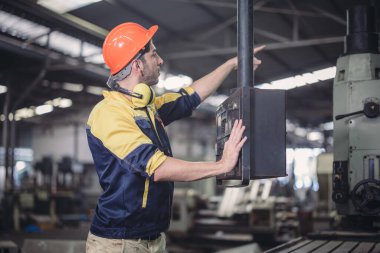 Teknisyen sorun çözüyor, ayarları değiştiriyor, işlemleri etkinleştiriyor ve fabrika tesisinde makineler çalıştırıyor. Gerçek zamanlı veri kullanarak makinenin performansını düzenler.